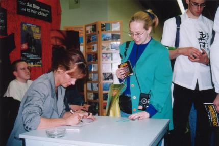 Franziska Pigulla beim Autogramme schreiben